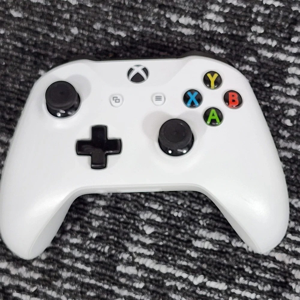 Microsoft Xbox One Wireless Controller Model 1708 White Bluetooth Gaming Gamepad